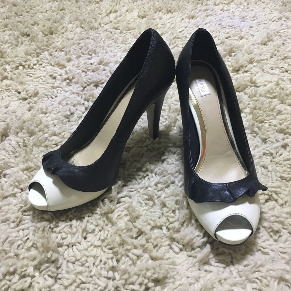 NIB never worn Nude Footwear beautiful heels Sz 9